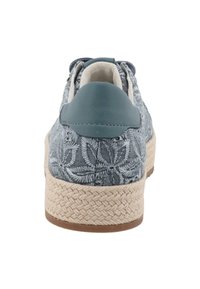 Chaussure bleue brodée avec un dessus en tissu texturé, un talon en cuir contrastant et une semelle en style espadrille tissée.