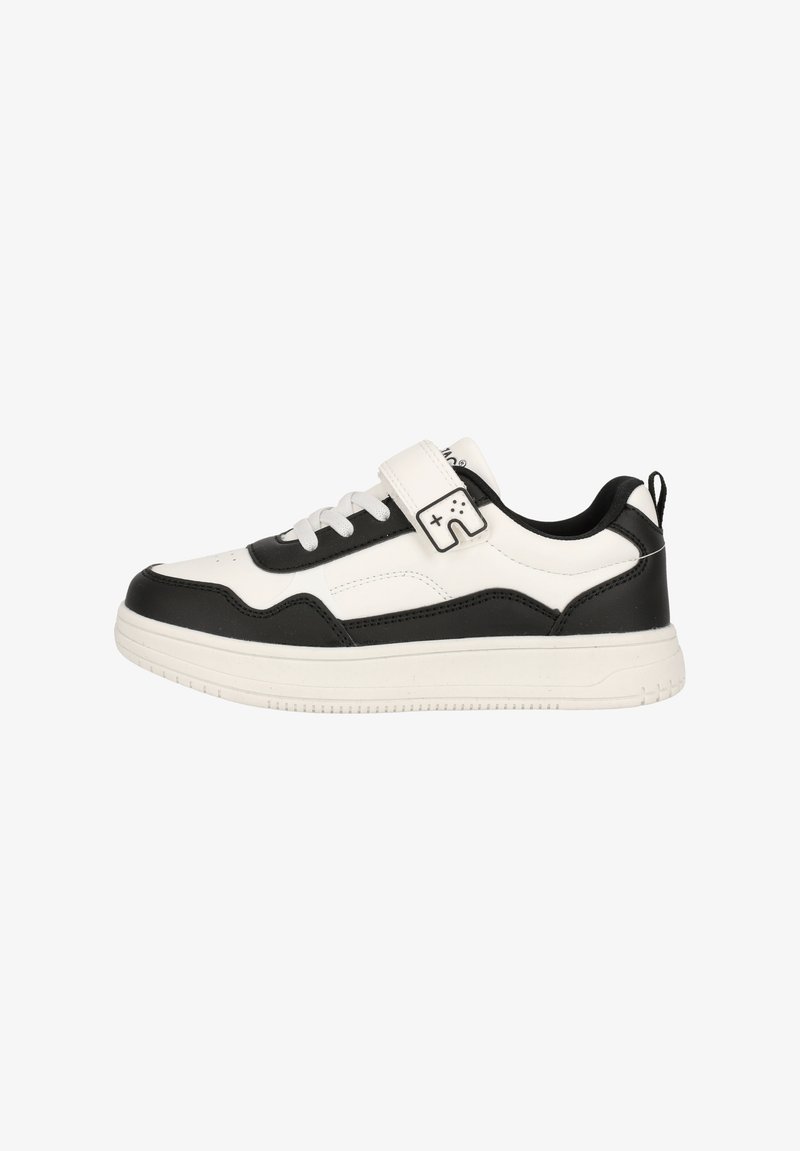 Sneaker bianco e nero con parte superiore in pelle liscia, allacciatura frontale e fascia in Velcro regolabile. Suola in gomma con battistrada testurizzato.