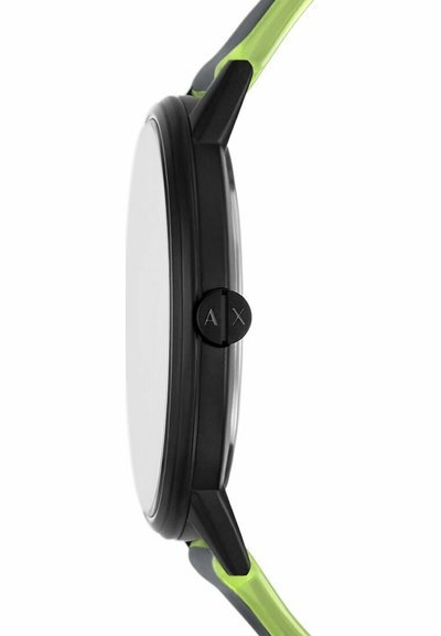Orologio nero con quadrante rotondo minimalista, cinturino in silicone verde e un pulsante nero prominente con il logo "AX", profilo sottile.