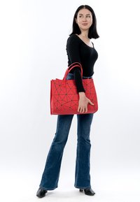 Borsa tote con motivo geometrico rosso, dotata di doppi manici, realizzata in materiale liscio. Caratterizzata da una forma strutturata e una chiusura con zip.