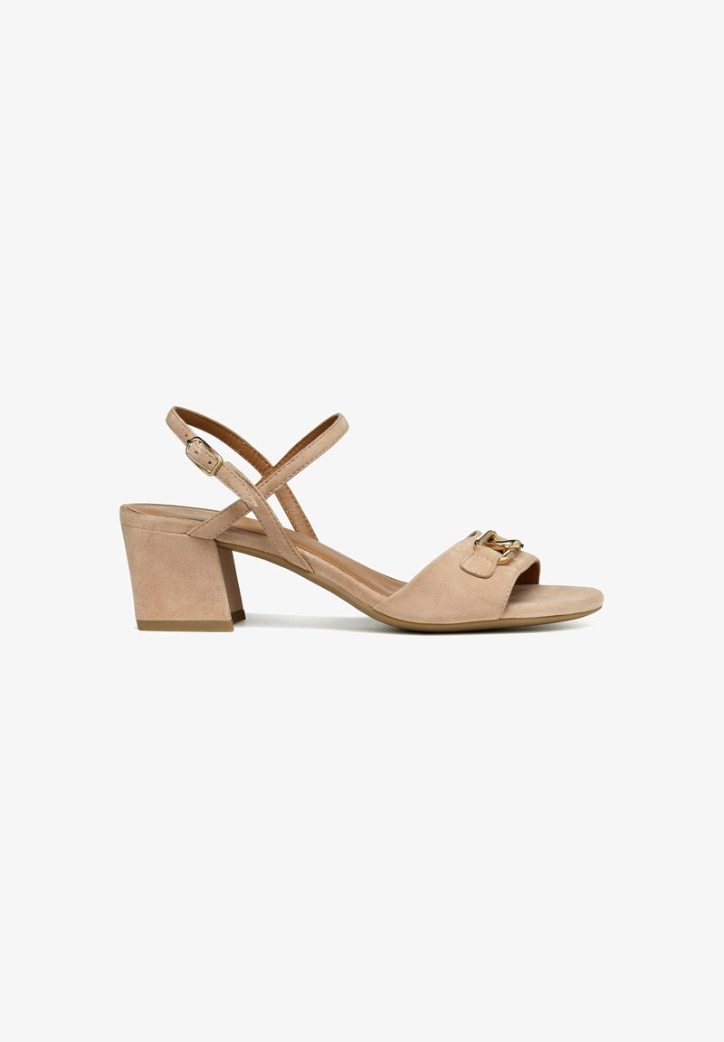 Sandale en suède beige avec talon bloc, bout ouvert, brides croisées à la cheville avec boucle et détail en métal doré sur la bride avant.