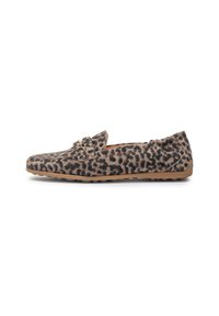 Mocassins en daim à imprimé léopard, avec un design facile à enfiler, un bout rond et une semelle en caoutchouc flexible pour le confort.