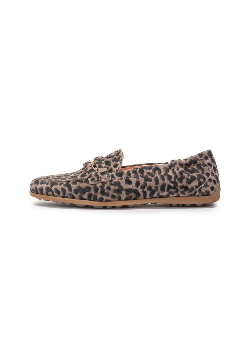 Mocassins en daim à imprimé léopard, avec un design facile à enfiler, un bout rond et une semelle en caoutchouc flexible pour le confort.