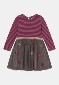 Långärmad klänning med vinröda och gyllene ränder, gyllene midjeband och en grå tyllkjol dekorerad med stjärnformade paljetter i rosa och guld.