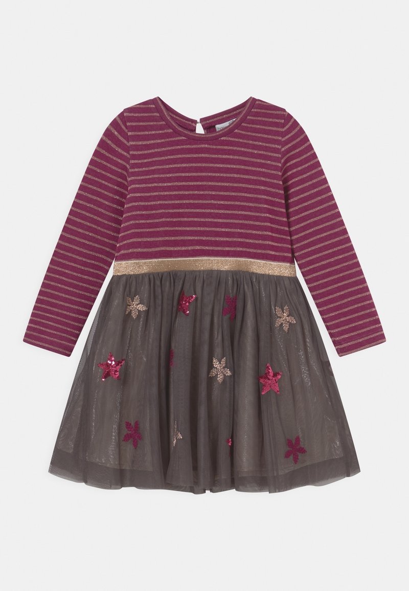 Långärmad klänning med vinröda och gyllene ränder, gyllene midjeband och en grå tyllkjol dekorerad med stjärnformade paljetter i rosa och guld.