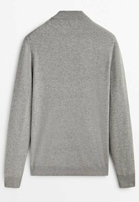 Szary sweter z prążkowanym kołnierzem i mankietami, wykonany z miękkiej, teksturowanej tkaniny, o prostym, minimalistycznym kroju bez ozdób.