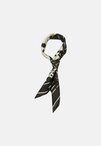 Bufanda de seda negra y crema con patrones abstractos, rayas diagonales y un acento de logotipo, con una textura suave y extremos triangulares.