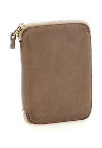 Portafoglio in suede marrone con zip, cuciture visibili e zip dorata, in posizione verticale su uno sfondo bianco.