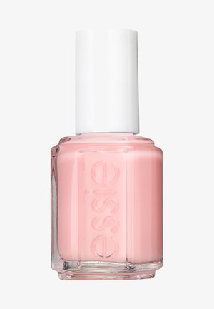 Bottiglia di smalto per unghie in vetro trasparente con forma quadrata, liquido rosa chiaro e tappo bianco lucido. Presenta il nome del marchio in rilievo.