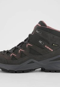 Dunkelgrauer Wanderschuh mit pinken Akzenten. Aus samtigem Leder und Mesh-Material gefertigt, mit verstärkten Ösen und einer robusten Gummisohle für optimalen Grip.