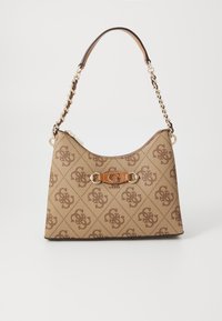 Bolso de mano marrón claro con un material estampado que presenta un diseño de logo. Accesorios dorados, una correa de cadena y un acento de cuero en el cierre.