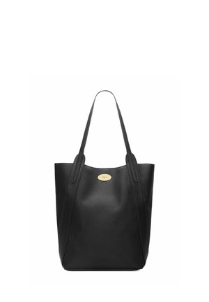 Czarna skórzana torba na ramię z dwoma długimi uchwytami i owalnym złotym zapięciem z przodu, prezentowana na białym tle.