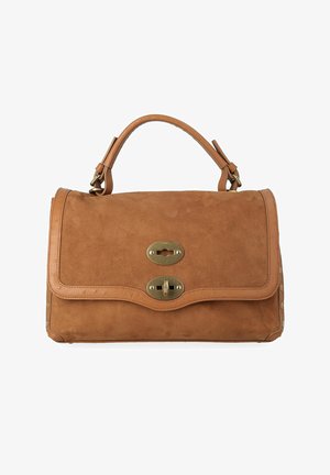 Borsa a mano in camoscio marrone con patta curva, doppia chiusura a girello in ottone, manico superiore e dettagli con rivetti ai lati.