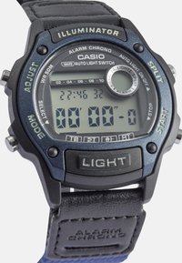 Cyfrowy zegarek Casio z czarną żywiczną obudową, niebieskimi akcentami, cyfrowym wyświetlaczem, czarnym skórzanym paskiem, z przyciskami do włączania światła, alarmu i funkcji chronometru.