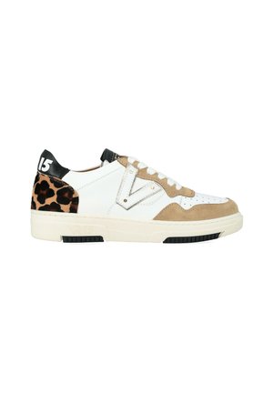 Sneaker bianca con dettagli in camoscio marrone e stampa leopardata sul tallone. Presenta un tab sul tallone nero e una suola in gomma testurizzata. Design con allacciatura.