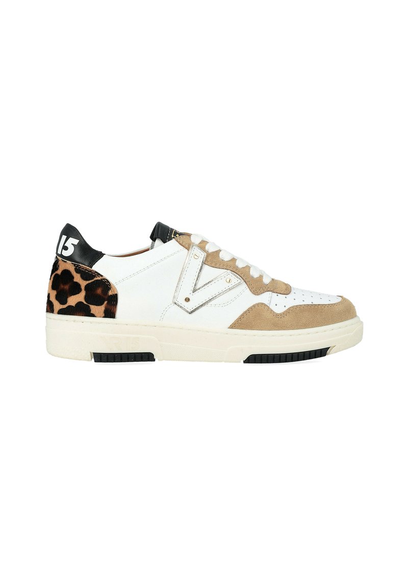 Sneaker bianca con dettagli in camoscio marrone e stampa leopardata sul tallone. Presenta un tab sul tallone nero e una suola in gomma testurizzata. Design con allacciatura.