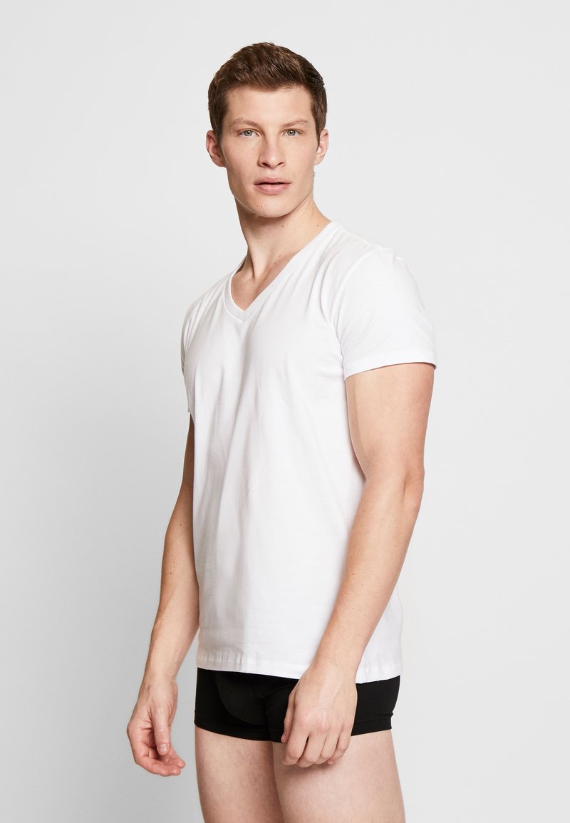 Levi's® - MEN V-NECK 2 PACK - Aluspaita - white, Suurenna