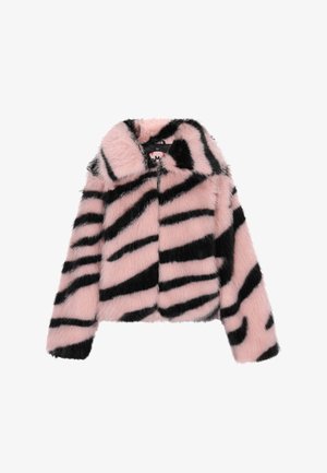 Różowa kurtka z sztucznego futra w czarne paski tygrysa, krótki krój, szeroki kołnierz i zamek błyskawiczny. Miękka tekstura z kontrastującymi wzorami.