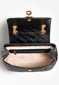 Bolso de mano negro con un acabado texturizado, herrajes dorados y un interior rosa claro que incluye un bolsillo con cremallera y logotipos de la marca.