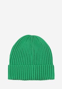 Zielona dzianinowa czapka z prążkowaną fakturą i podwiniętym mankietem. Tkanina jest miękka i elastyczna, zaprojektowana tak, aby ściśle przylegać do głowy.