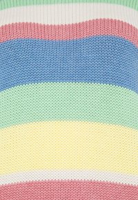 Tissu tricoté rayé avec des bandes horizontales dans les couleurs vert pastel, crème, rose, bleu, vert clair, jaune pâle et blanc.