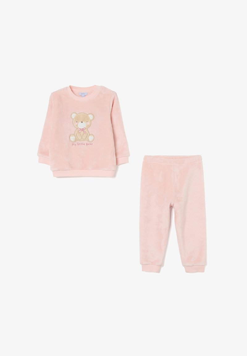 Conjunto de pijama de forro polar rosa que incluye una parte superior de manga larga con un gráfico de oso y texto, acompañado de pantalones a juego con cintura elástica. Textura suave.