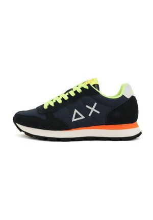 Baskets en daim marine avec des lacets vert néon, des accents blancs, une semelle intermédiaire orange et un design de logo géométrique sur le côté. Silhouette basse.