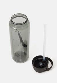 Siva prozirna boca za vodu s oznakama mjera, okruglo tijelo, crni poklopac i slamka. Materijal je plastika. Elegantni dizajn s glatkom teksturom.