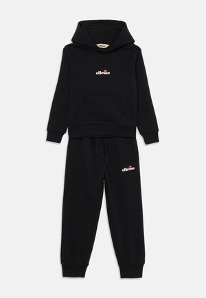 Schwarzes Hoodie- und Jogginghosen-Set mit vorderer Kängurutasche, verstellbarem Bund, gerippten Bündchen und weißem "ellesse"-Logo auf der Brust und dem Oberschenkel.