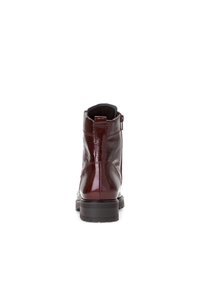 Bottines bordeaux en cuir brillant, avec une fermeture éclair latérale, un bout arrondi et une semelle texturée avec un léger talon.