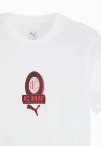 Weißes Baumwoll-T-Shirt mit rundem Ausschnitt, mit rotem AC Milan-Logo und schwarzem Puma-Branding am unteren Saum.