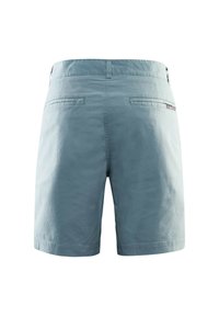 Shorts bleu clair en tissu doux. Comprend deux poches arrière avec des coutures discrètes. Forme droite et coupe épurée au niveau de l'ourlet.