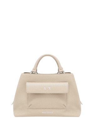Béžová kožená kabelka s horními držadly, přední kapsou na překlop se vzorem "A|X" a logem "Armani Exchange" ve spodní střední části.