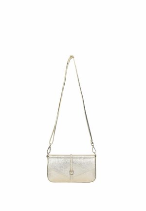 Stříbrná taška přes rameno z texturované kůže s nastavitelným popruhem a předním sponovým detailem, zobrazena zavěšená na bílém pozadí.