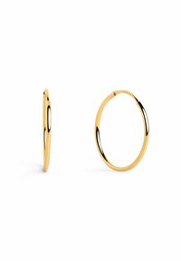Pendientes de aro de oro con un acabado suave y pulido. Forma circular, con un sutil detalle de bisagra para facilitar su uso.