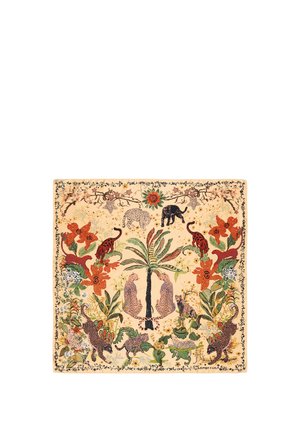 Kwadratowy beżowy szalik z kolorowymi haftowanymi tropikalnymi roślinami i różnymi lampartami otaczającymi centralny wzór palmowego drzewa.