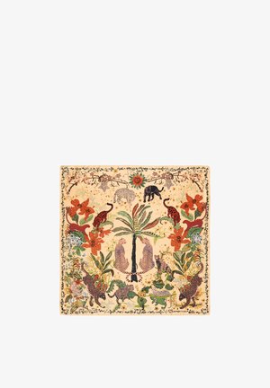 Kwadratowy beżowy szalik z kolorowymi haftowanymi tropikalnymi roślinami i różnymi lampartami otaczającymi centralny wzór palmowego drzewa.