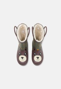 Bottes de pluie en caoutchouc avec un design de visage d'ours brun, tige verte ornée d'étoiles orange, et une douce doublure en fausse fourrure beige ; comprend des poignées latérales.