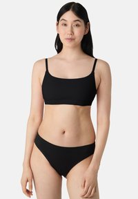 Zwart bikini-set met een eenvoudig ontwerp en dunne bandjes. De top heeft een vierkante halslijn en de onderkant is met een gemiddelde taillehoogte en een gladde textuur.