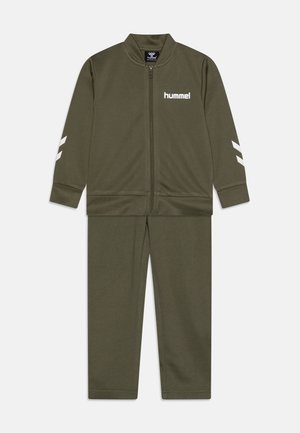 Olijfgroen trainingspak met een zip-up jas en bijpassende broek. Bevat een wit logo en chevronstrepen op de mouwen. Soepele, lichtgewicht stof.