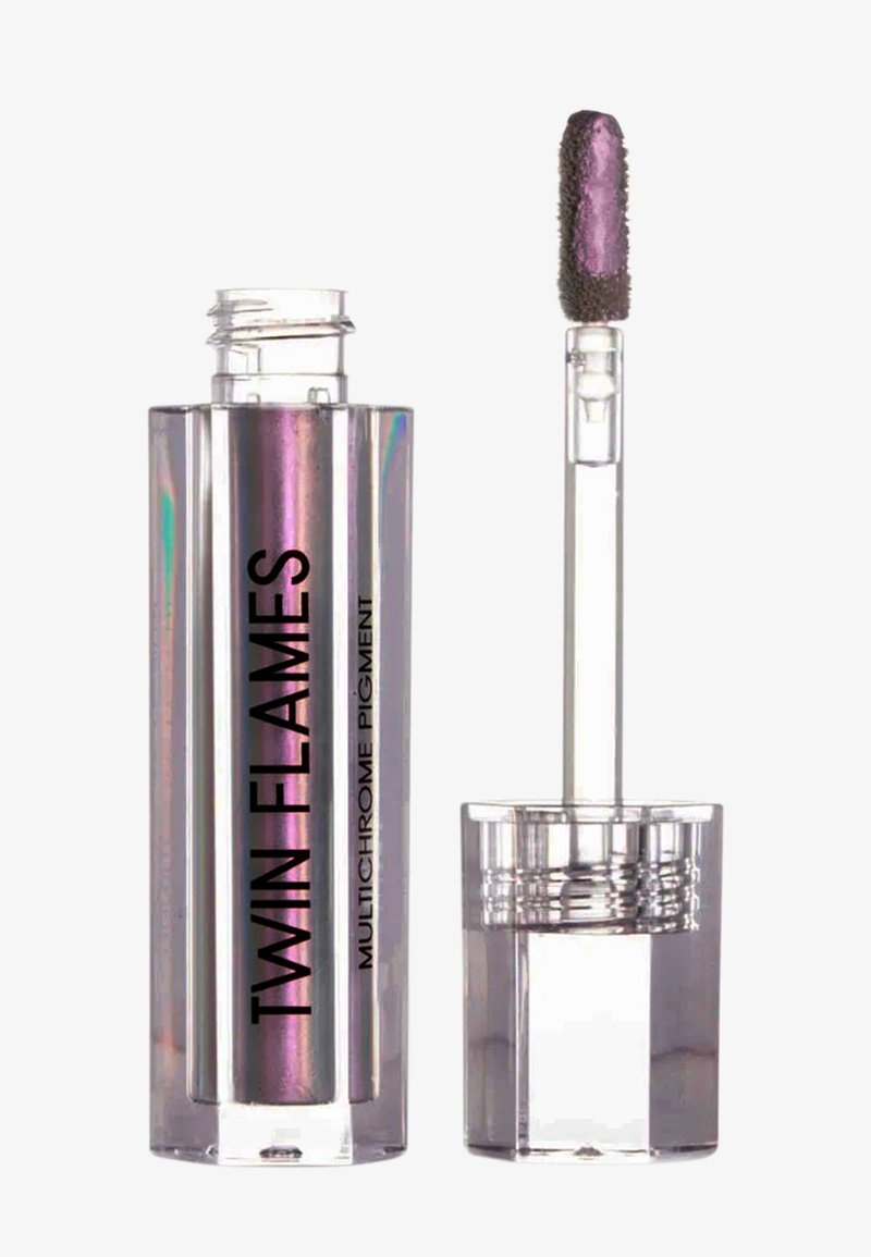 Pigment multichrome dans un tube transparent avec l'étiquette "TWIN FLAMES". L'applicateur a une pointe duveteuse, révélant une texture scintillante violette.