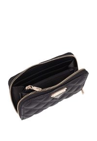 Portefeuille matelassé noir avec quincaillerie dorée. Comprend une fermeture éclair, plusieurs emplacements pour cartes et un compartiment zippé. Texture en cuir lisse.