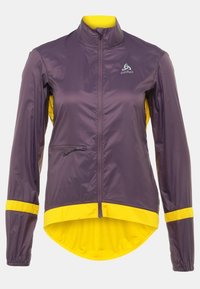 Lila lättviktsjacka med gula detaljer. Har en hel dragkedja, hög krage och en bakficka. Slät textur och atletisk passform.