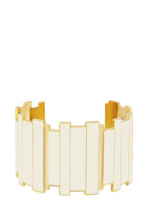 Bracelet jonc doré mettant en valeur des segments rectangulaires blancs en émail alternés et des sections ouvertes. Texture lisse avec une finition brillante.