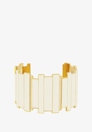 Bracelet jonc doré mettant en valeur des segments rectangulaires blancs en émail alternés et des sections ouvertes. Texture lisse avec une finition brillante.
