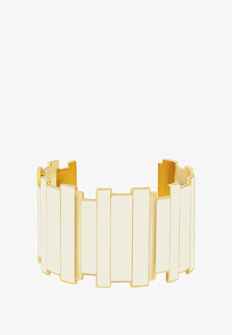 Bracelet jonc doré mettant en valeur des segments rectangulaires blancs en émail alternés et des sections ouvertes. Texture lisse avec une finition brillante.