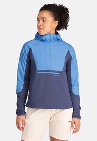 Pullover-Jacke in Marineblau und Hellblau mit Kapuze, vorderer Reißverschlusstasche und kontrastierenden Ärmeln. Hergestellt aus leichtem, wasserabweisendem Material.