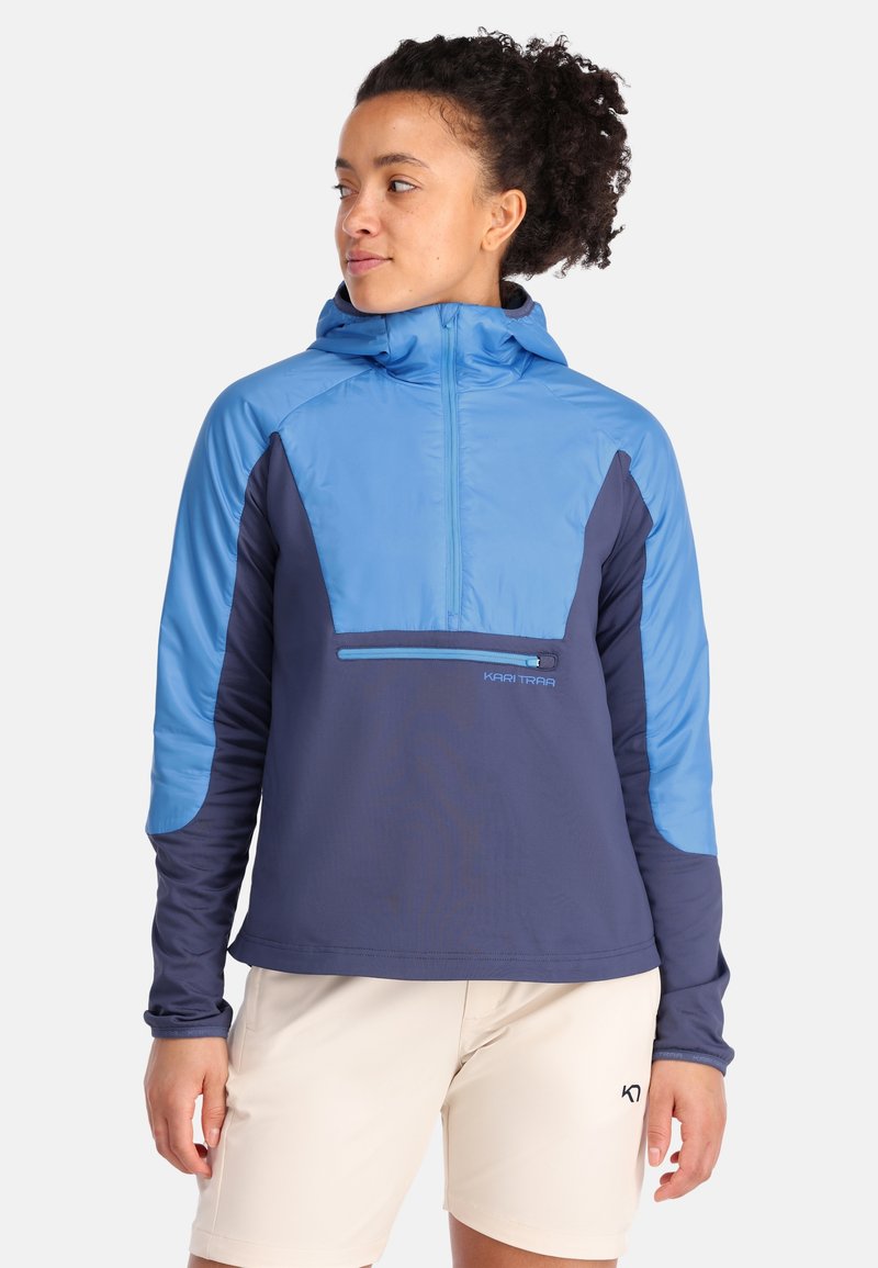 Pullover-Jacke in Marineblau und Hellblau mit Kapuze, vorderer Reißverschlusstasche und kontrastierenden Ärmeln. Hergestellt aus leichtem, wasserabweisendem Material.