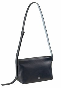 Sac en cuir à bandoulière de couleur bleu marine avec une texture lisse. Dispose d'une sangle ajustable fine en bleu clair et d'un logo subtil à l'avant.