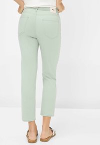 Mintgrüne, hüftlange Jeans mit fünf Taschen, gestickten Details und einem Markenetikett am hinteren Bund. Glattes, leichtes Material.